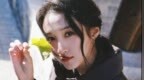 关晓彤秋日胡同美照气质温柔