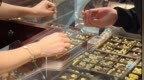 金价跌回8字头，大妈视频连线挑金镯，有人直奔柜台买金条