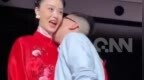 蒋欣“被设计师突然亲脖子”上热搜，当场受惊身体下意识往后躲，网友质疑设计师无边界