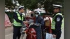 甘肃崆峒：秋收集市讲平安　一盔一带护农忙