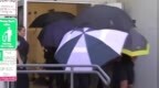 小博索纳罗抵美画面曝光，雨伞遮挡疑似“诱饵”