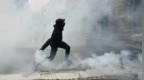 法国再爆发抗议，暴力程度极高近千人被捕，有人被炸断手指
