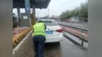 河北高速集团青银分公司南宫收费站：雨中推车除隐患 暖心服务获点赞