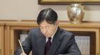 日本新天皇办公照首次公开：穿西服写毛笔字