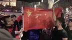 墨尔本中国留学生包围港独齐唱国歌 雨中为国旗撑伞