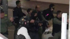 香港男子闯入运钞车被关门上锁，警方荷枪实弹紧急包围