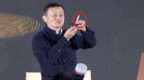 马云玩危险魔术：女嘉宾脸都吓白了