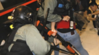 又有暴徒抢港警防暴枪，被当场撂倒