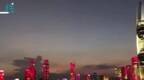 深圳湾面朝香港方向亮起巨幕五星红旗 网友：最美中国红