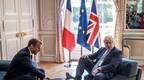 英国首相踩桌子让马克龙擦鞋？这张照片让网友吵翻了