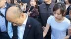 韩国瑜携女儿韩冰现身投票所投票 父女俩紧紧牵着手