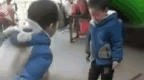 <em>搞笑</em>动图：出入口看<em>美女</em>容易头疼啊