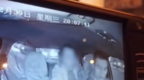 女乘客下车前强吻司机,多给15元当安慰费!网友:杀伤力不大但…