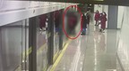 上海地铁站台门夹人致1死 交通部：强化运营安全管理