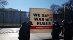 美国反战人士白宫外示威 高喊“不要与俄罗斯开战”“解散北约”
