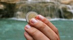 将钱币扔进喷泉许愿的传统自何时形成？