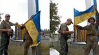 俄军承认撤离部队到更有利防线 乌士兵升国旗庆祝收复乌东重镇利曼