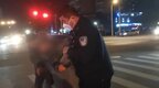 八旬老人冬夜摔伤，警民合力救助送其就医