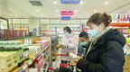 市民在珲春东北亚国际商品城选购进口商品