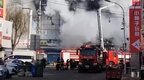 黑龙江佳木斯一商场突发火灾外立面已烧毁 消防仍在救援中