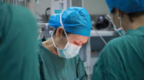 甲状腺癌复发侵犯多个器官，南京医生挑战高难度手术移植大腿皮瓣造食管