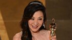 杨紫琼凭借《瞬息全宇宙》获奥斯卡最佳女主角