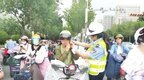 鹰潭开展电动车骑乘人员佩戴头盔专项管理行动