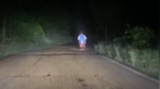 南昌一男子驾车偶遇学生摸黑骑车，在后方为其照明十分钟