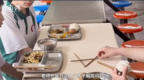 遇到学生请教几何题 亳州一老师在食堂用筷子做教具答疑