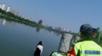 女子情绪失控跳河轻生 宜春民警奋力救人