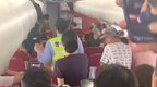 乘客疑在飞机上抽电子烟致航班延迟飞行，被警方带走调查