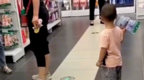 超市员工制止孩子乱扔东西与家长发生争执，孩子母亲：不让他玩够他会哭的