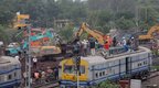 印度对列车脱轨相撞事故展开官方调查，相关线路已恢复运行