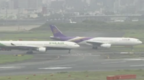 日本羽田机场两架飞机发生碰撞，现场发现疑似机翼碎片