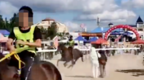 内蒙古那达慕惊险一幕：老人女子横穿赛道被赛马撞倒，已送医