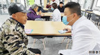 为帮助别人，一身红马甲一穿15年