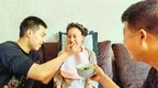 暖“心”闻：妈妈身患渐冻症 “00后”儿子呵护12年感动网友