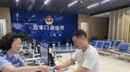 男子享受“一起办”服务 一个窗口办五个业务