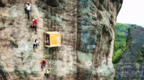 湖南一景区在悬崖壁上建便利店：为攀岩者设立