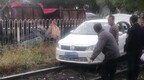 鹤岗一小轿车意外驶入铁轨逼停火车