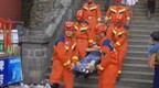 游客爬泰山被消防员担架抬下山，网友：青春没有售价，山上抬你山下
