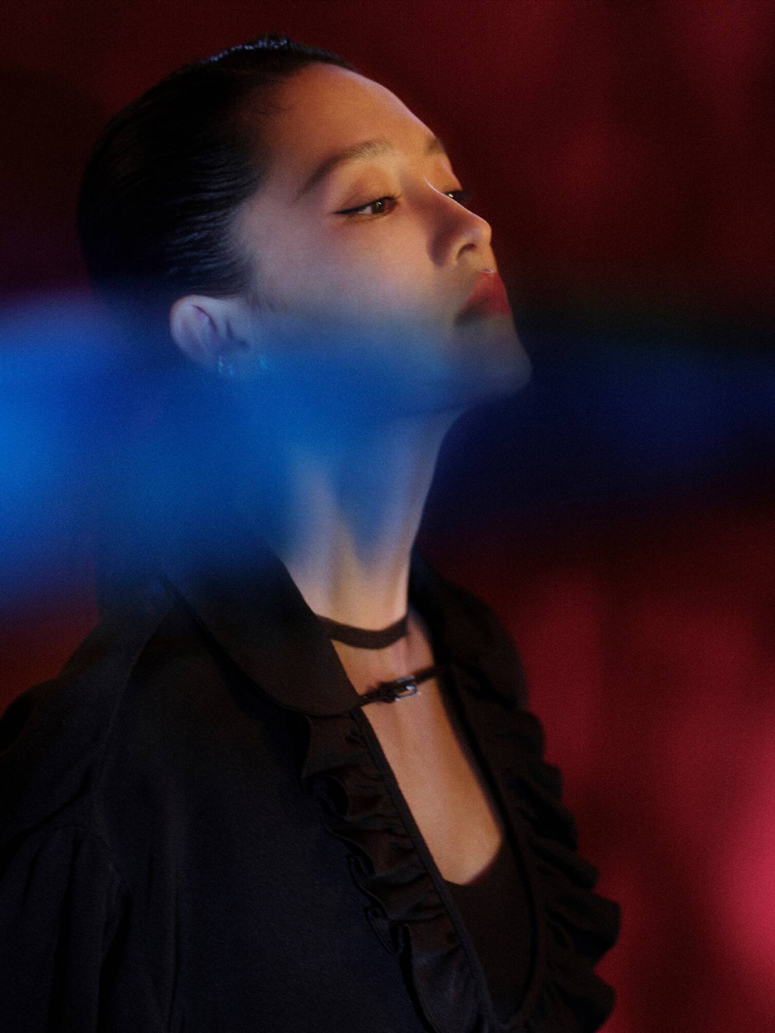 29岁李沁一改清纯路线写真穿吊带长裙小漏香肩冷艳霸气获好评