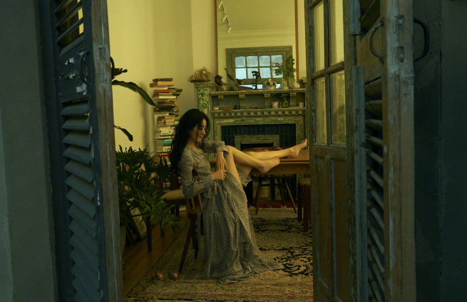 赵丽颖写真照曝光撩开长裙大秀纤细长腿当妈后气质真的变了