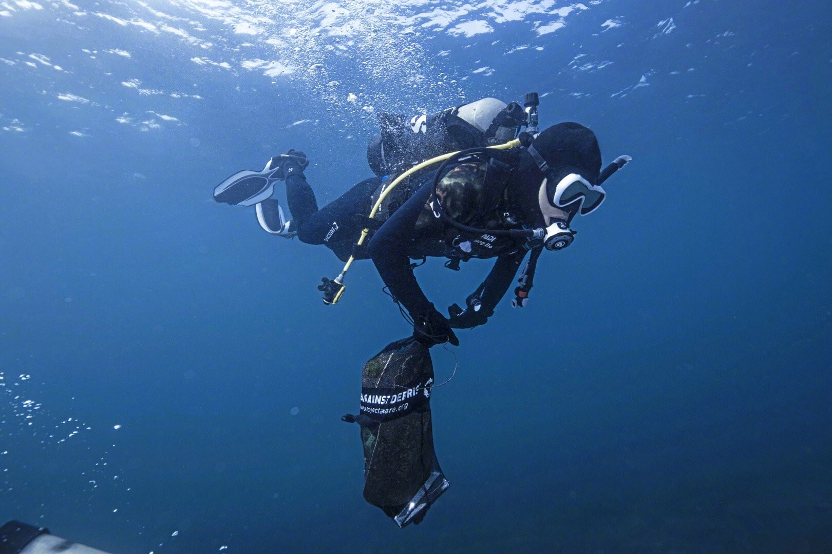 黄渤青岛扎猛子潜入海底清垃圾