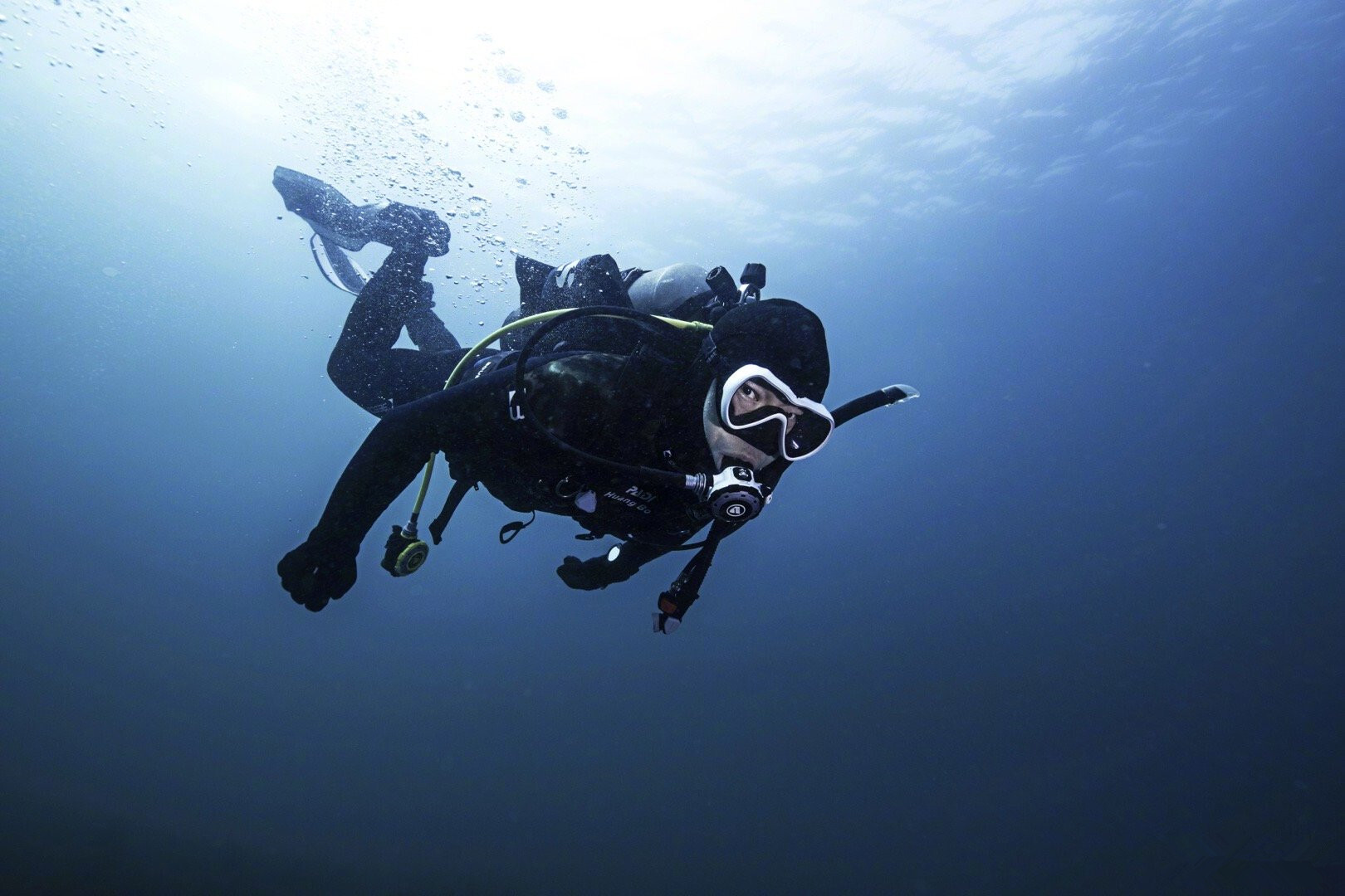 黄渤青岛扎猛子潜入海底清垃圾