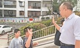12年坚持晨间击掌迎学生入校