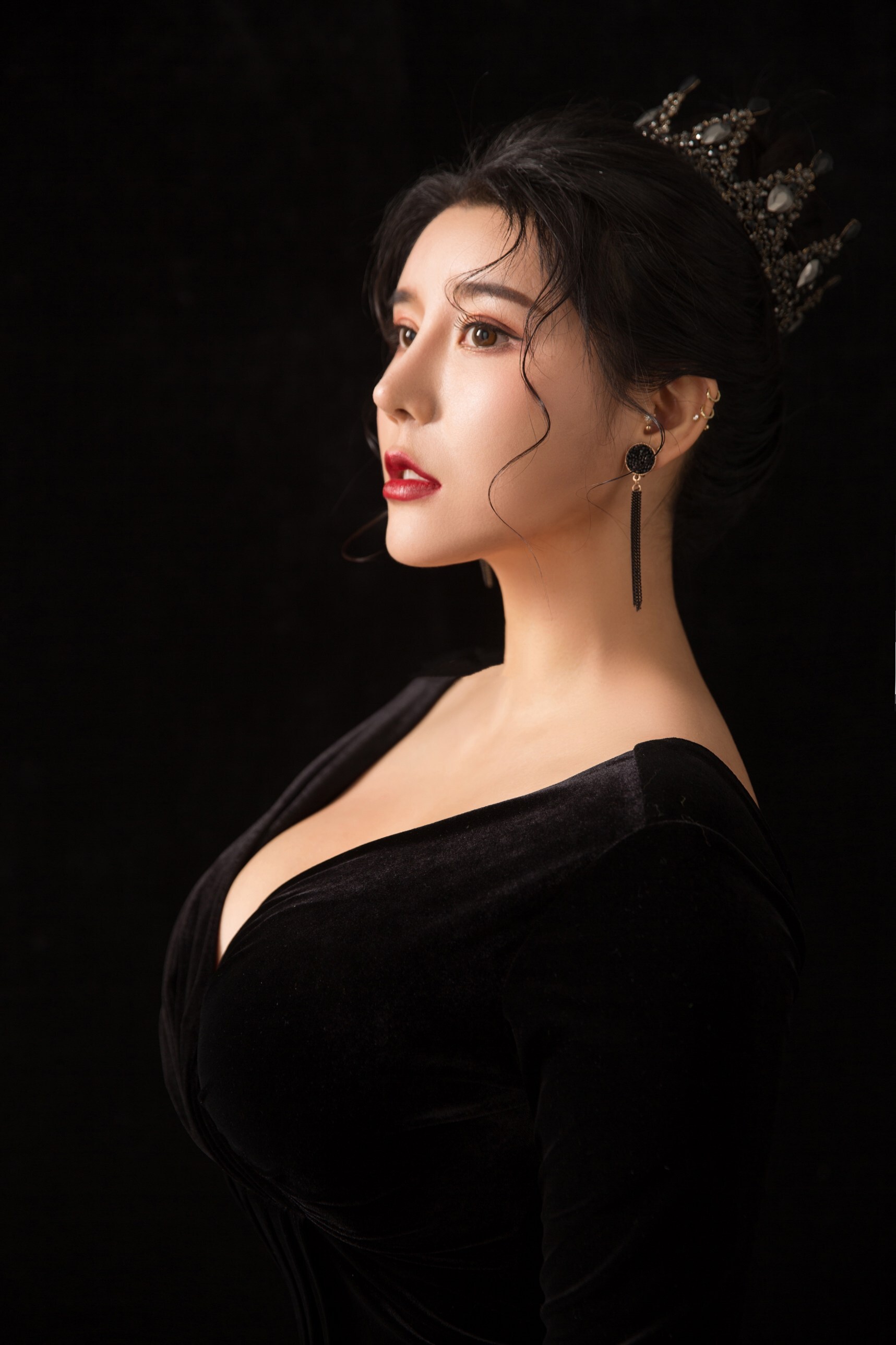 新晋网红刘太阳惹火写真演绎性感黑天鹅