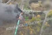 俄军无人机炸毁乌军燃料列车：机车头被炸得粉碎，浓烟冲天腾起