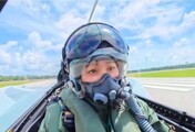 全球首位！泰国王后苏提达完成鹰狮战机首次单飞，泰王全程在地面守候