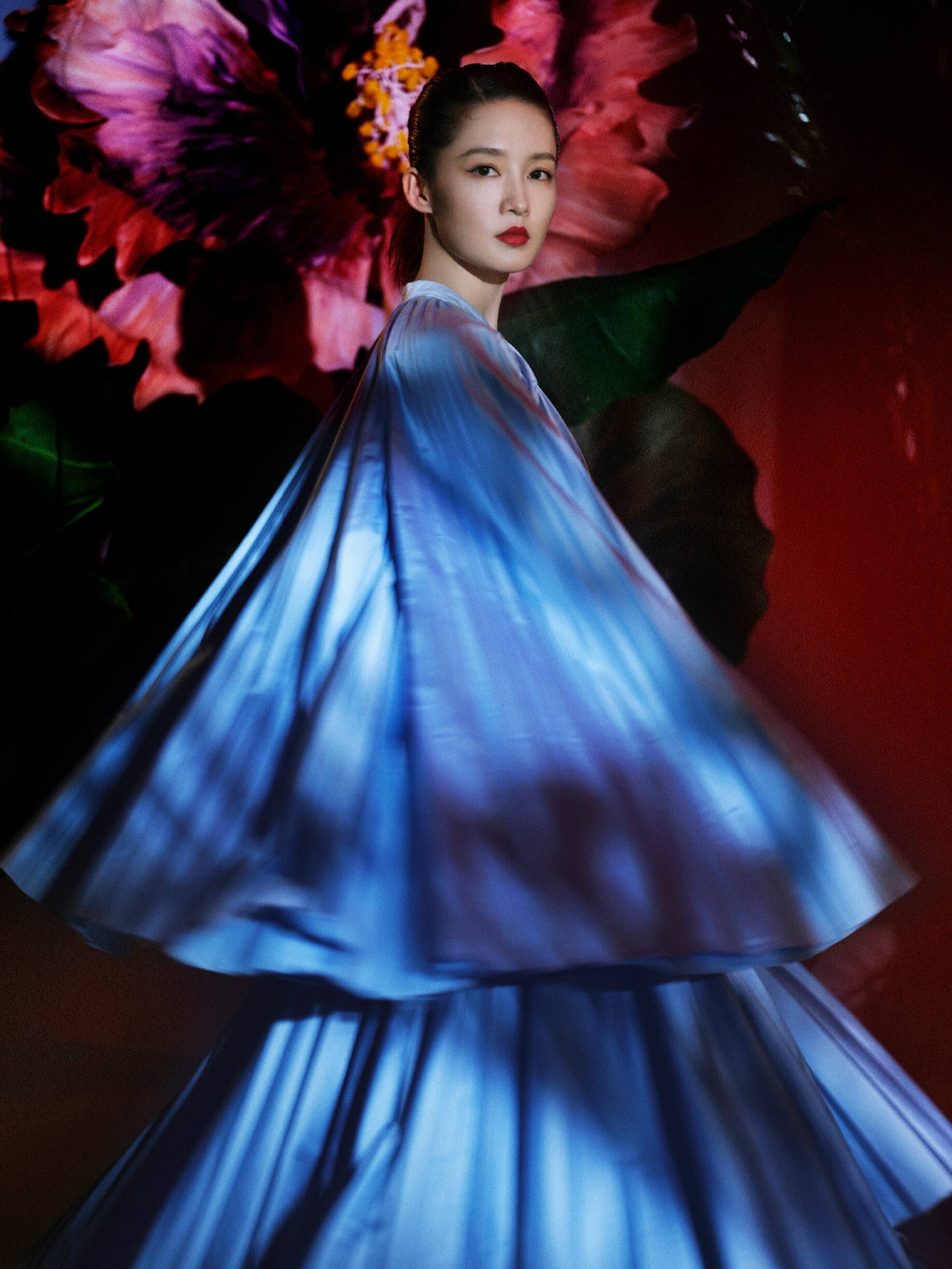 29岁李沁一改清纯路线写真穿吊带长裙小漏香肩冷艳霸气获好评